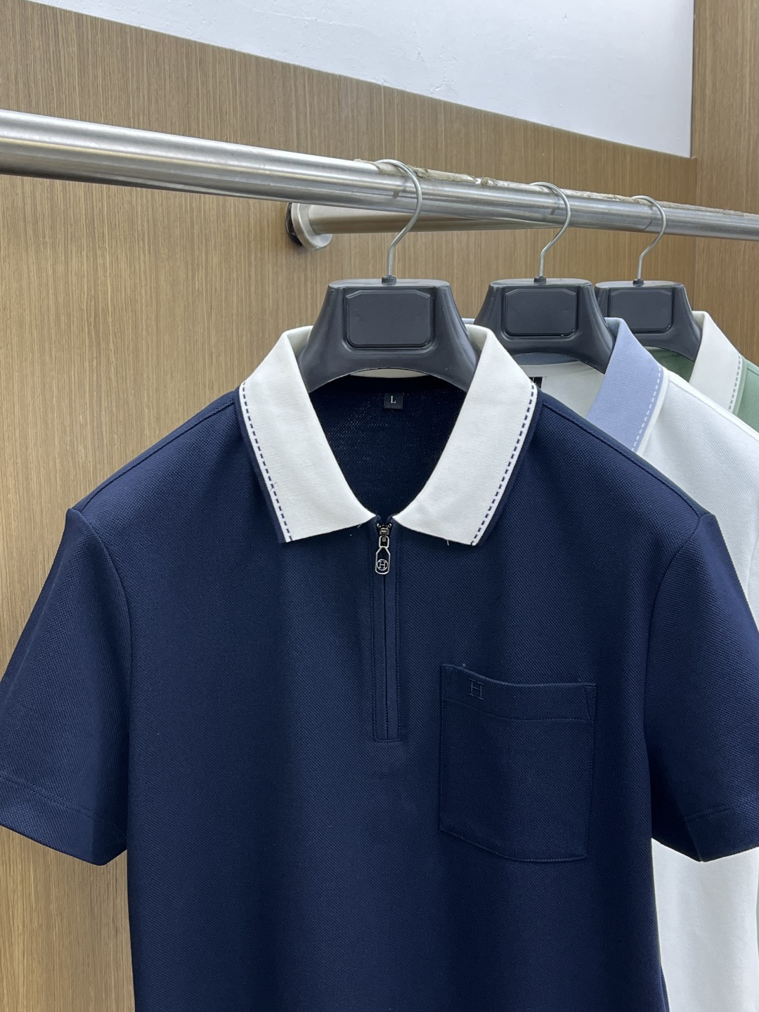 早春 Her 🔥🔥早春新款男士标识短袖Polo衫，延续经典商务休闲翻领POLO恤.该款Polo衫采用丝光