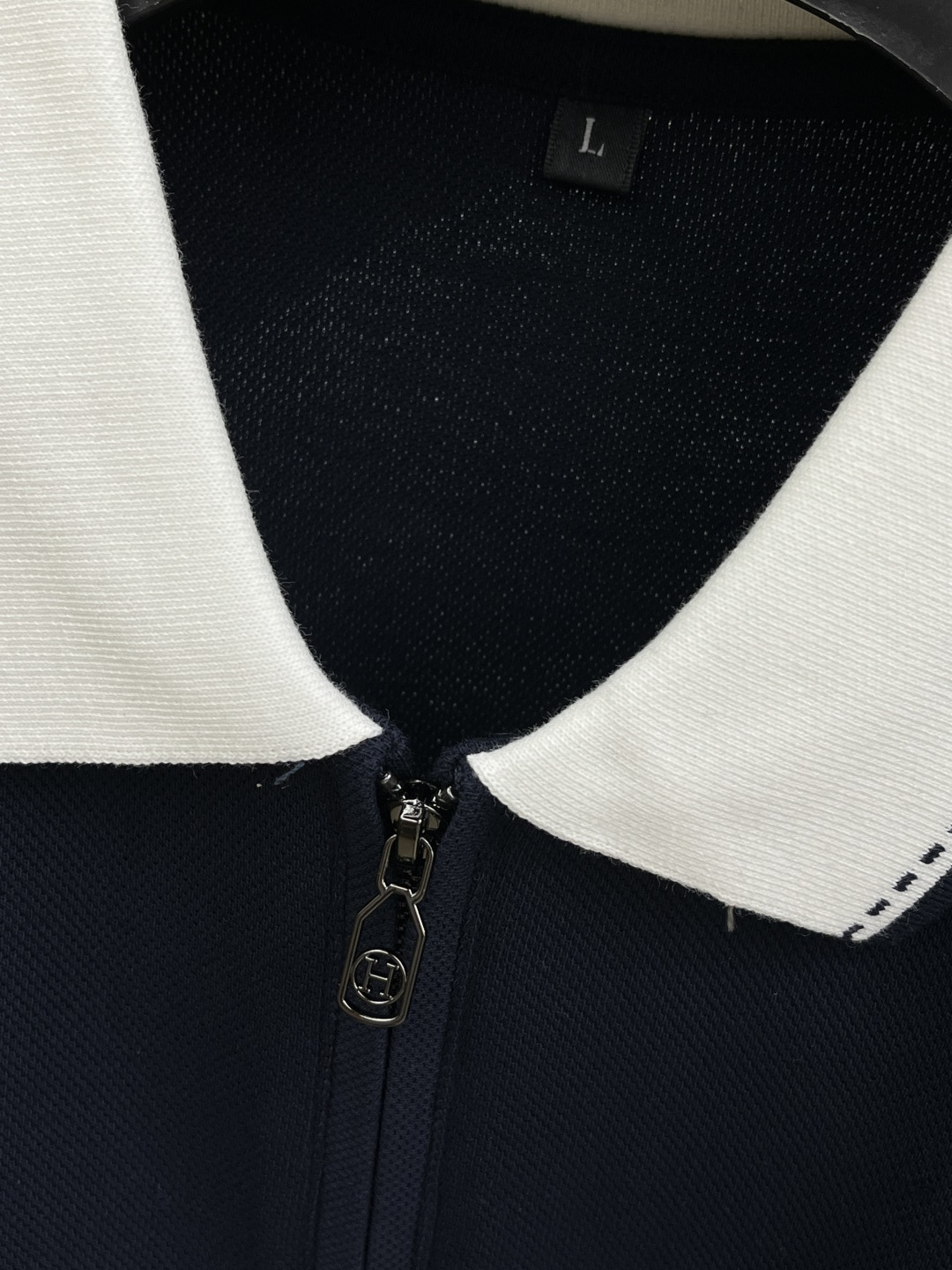 早春 Her 🔥🔥早春新款男士标识短袖Polo衫，延续经典商务休闲翻领POLO恤.该款Polo衫采用丝光