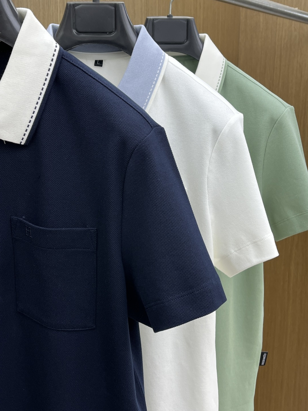 早春 Her 🔥🔥早春新款男士标识短袖Polo衫，延续经典商务休闲翻领POLO恤.该款Polo衫采用丝光