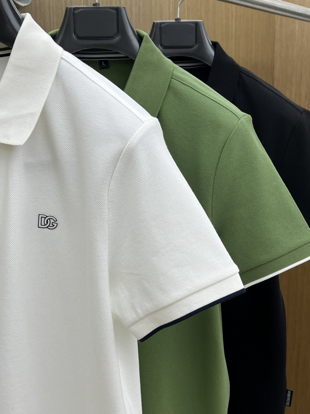 早春 DG 🔥🔥早春新款男士标识短袖Polo衫，延续经典商务休闲翻领POLO恤.该款Polo衫采用丝光双