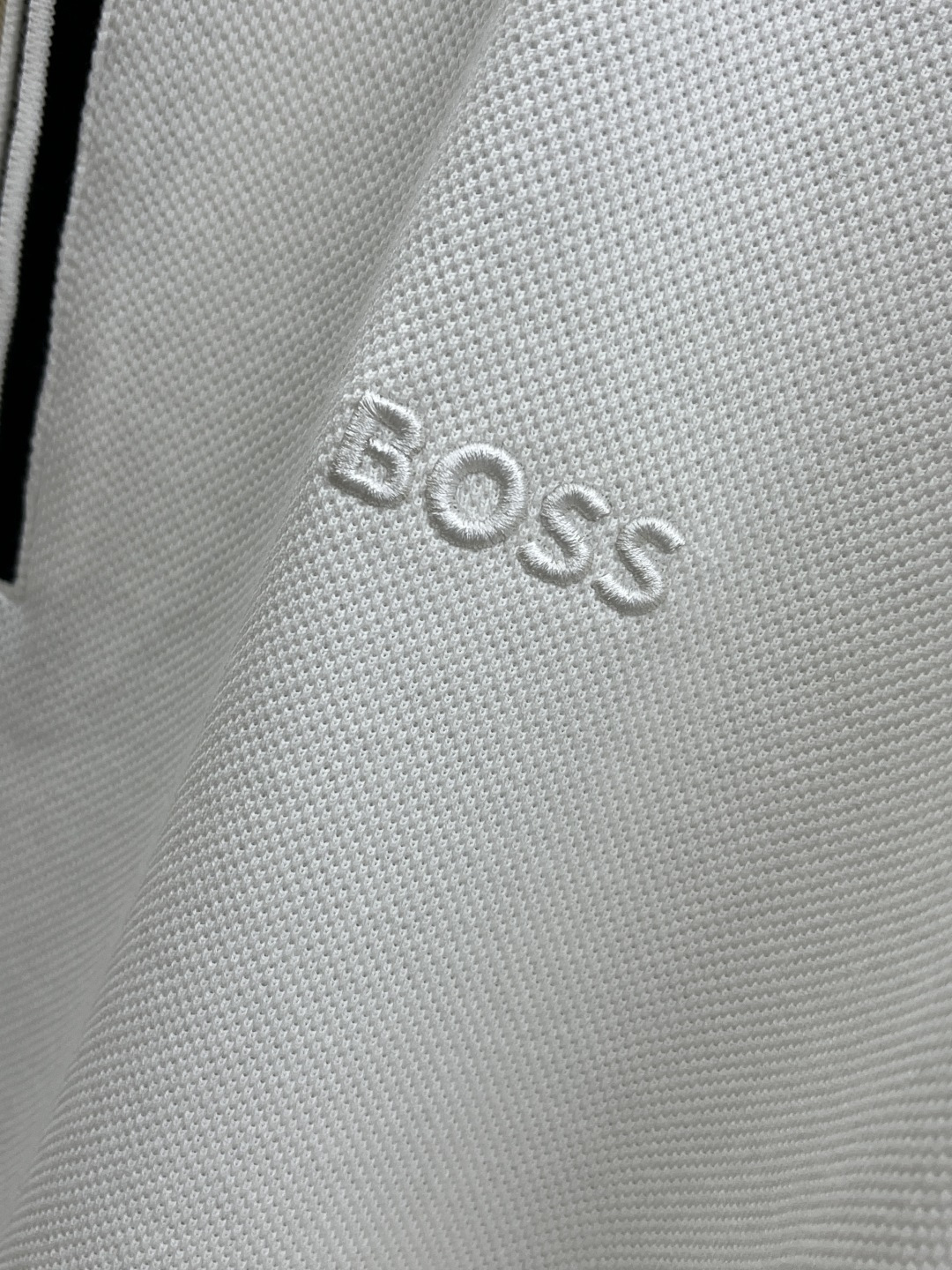 早春 Boss 🔥🔥早春新款男士标识短袖Polo衫，延续经典商务休闲翻领POLO恤.该款Polo衫采用丝