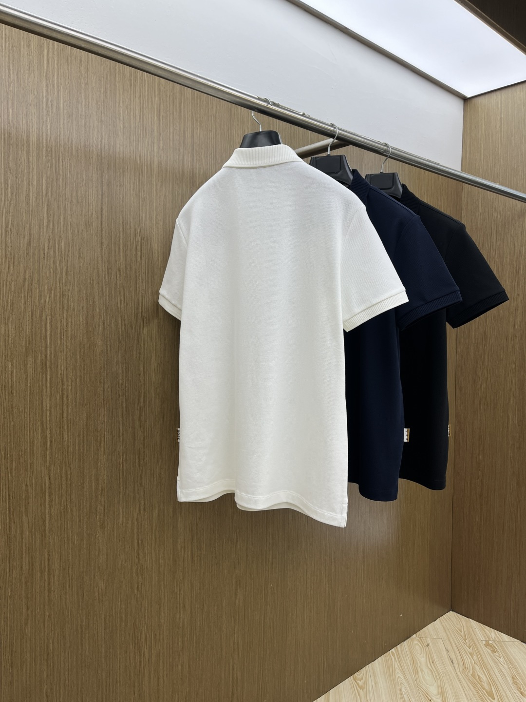 早春 Boss 🔥🔥早春新款男士标识短袖Polo衫，延续经典商务休闲翻领POLO恤.该款Polo衫采用丝