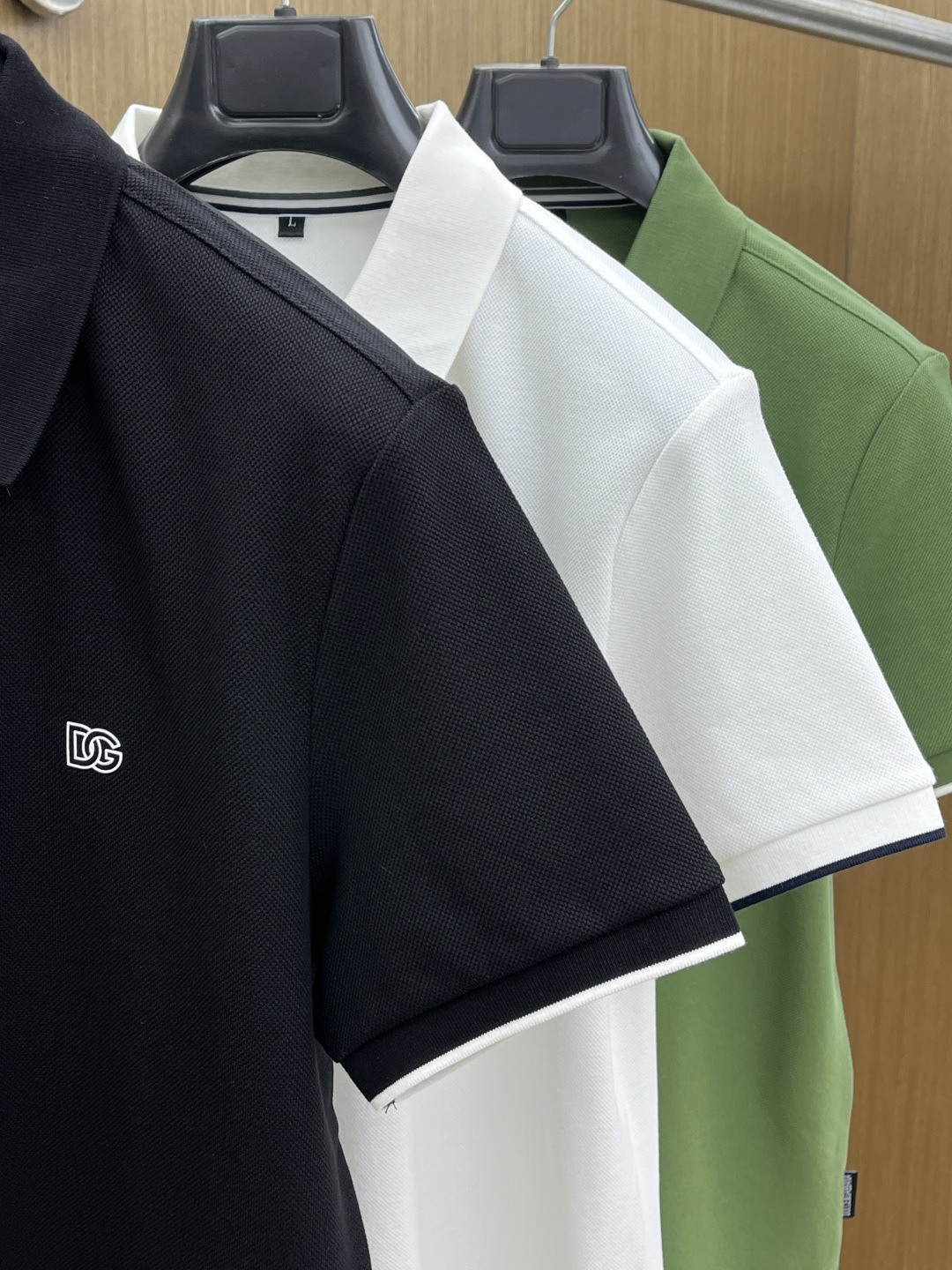 早春 DG 🔥🔥早春新款男士标识短袖Polo衫，延续经典商务休闲翻领POLO恤.该款Polo衫采用丝光双