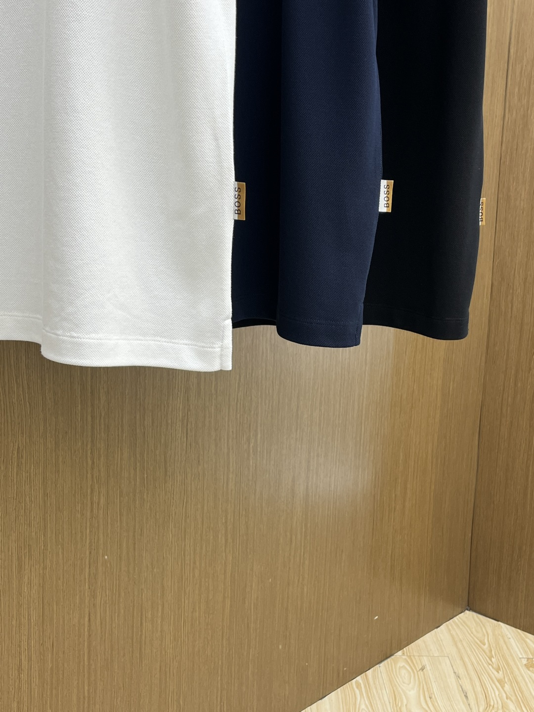 早春 Boss 🔥🔥早春新款男士标识短袖Polo衫，延续经典商务休闲翻领POLO恤.该款Polo衫采用丝