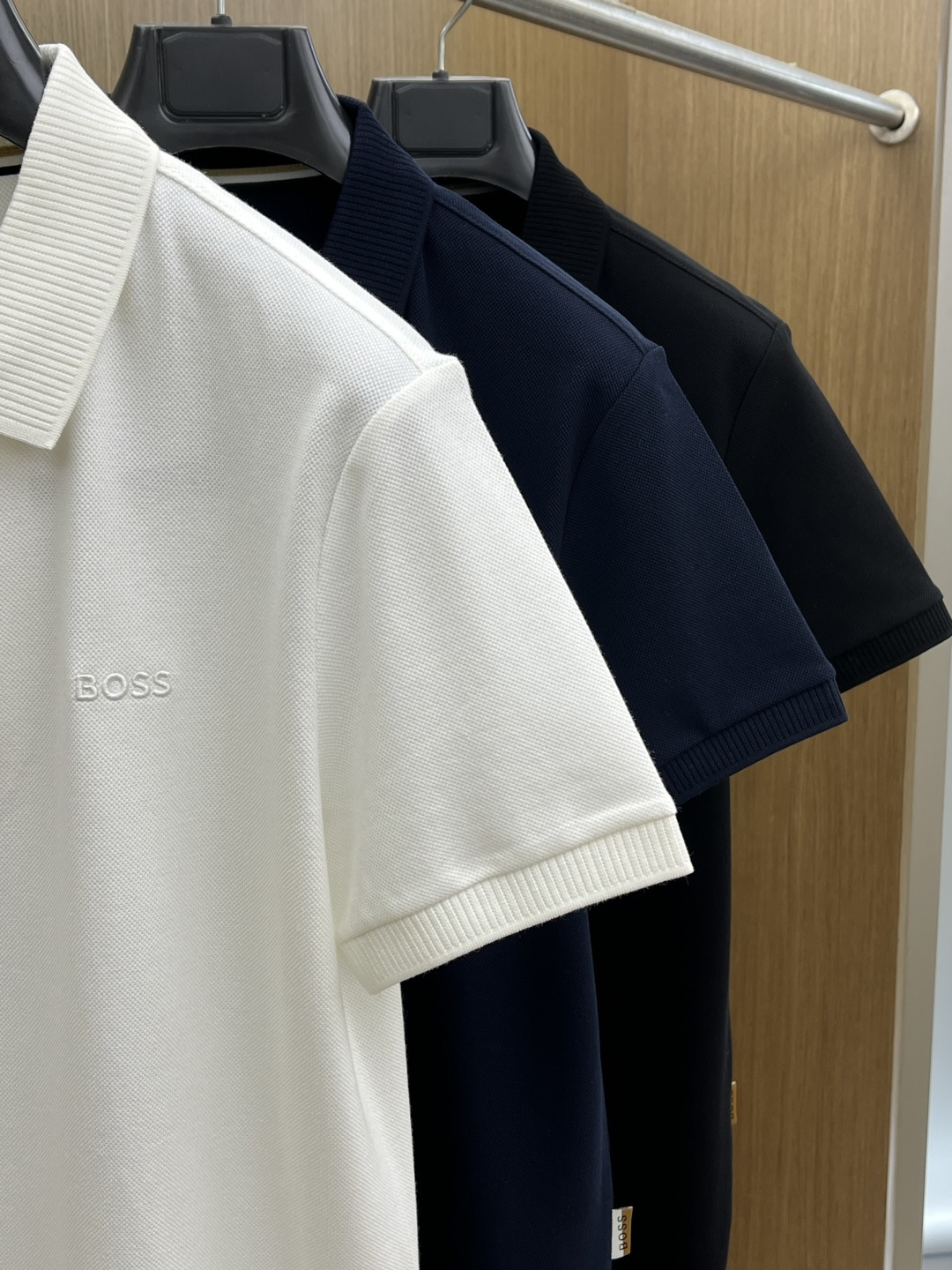 早春 Boss 🔥🔥早春新款男士标识短袖Polo衫，延续经典商务休闲翻领POLO恤.该款Polo衫采用丝