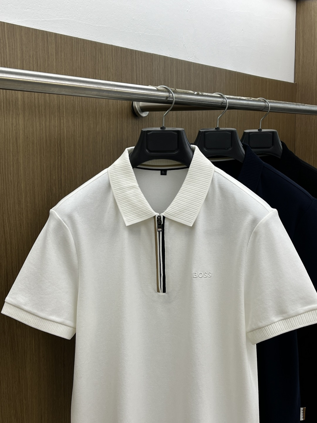 早春 Boss 🔥🔥早春新款男士标识短袖Polo衫，延续经典商务休闲翻领POLO恤.该款Polo衫采用丝