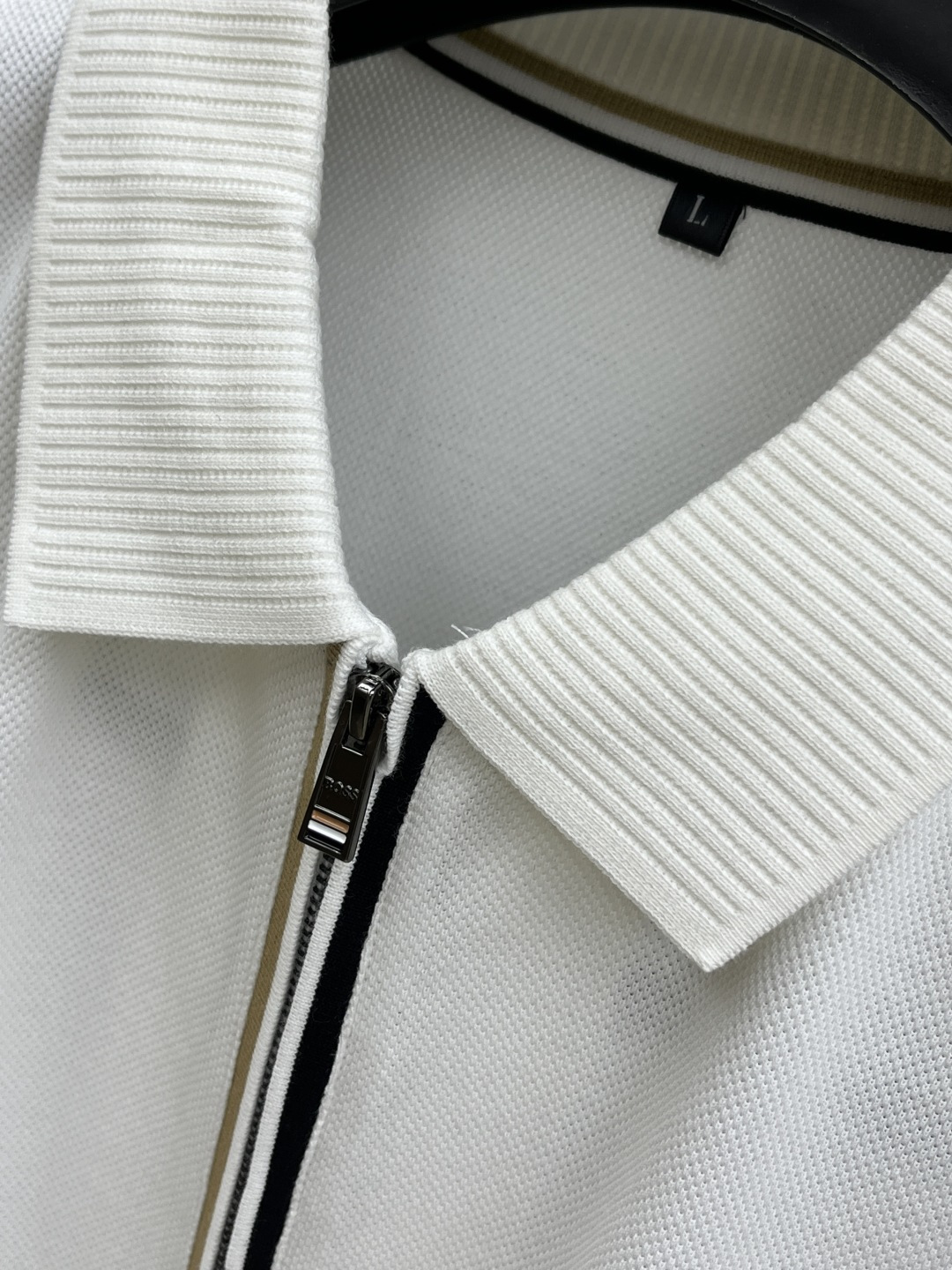 早春 Boss 🔥🔥早春新款男士标识短袖Polo衫，延续经典商务休闲翻领POLO恤.该款Polo衫采用丝