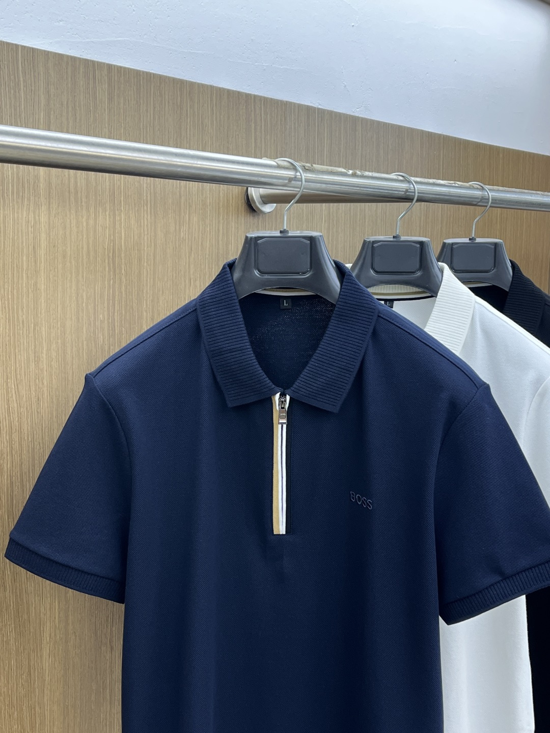 早春 Boss 🔥🔥早春新款男士标识短袖Polo衫，延续经典商务休闲翻领POLO恤.该款Polo衫采用丝