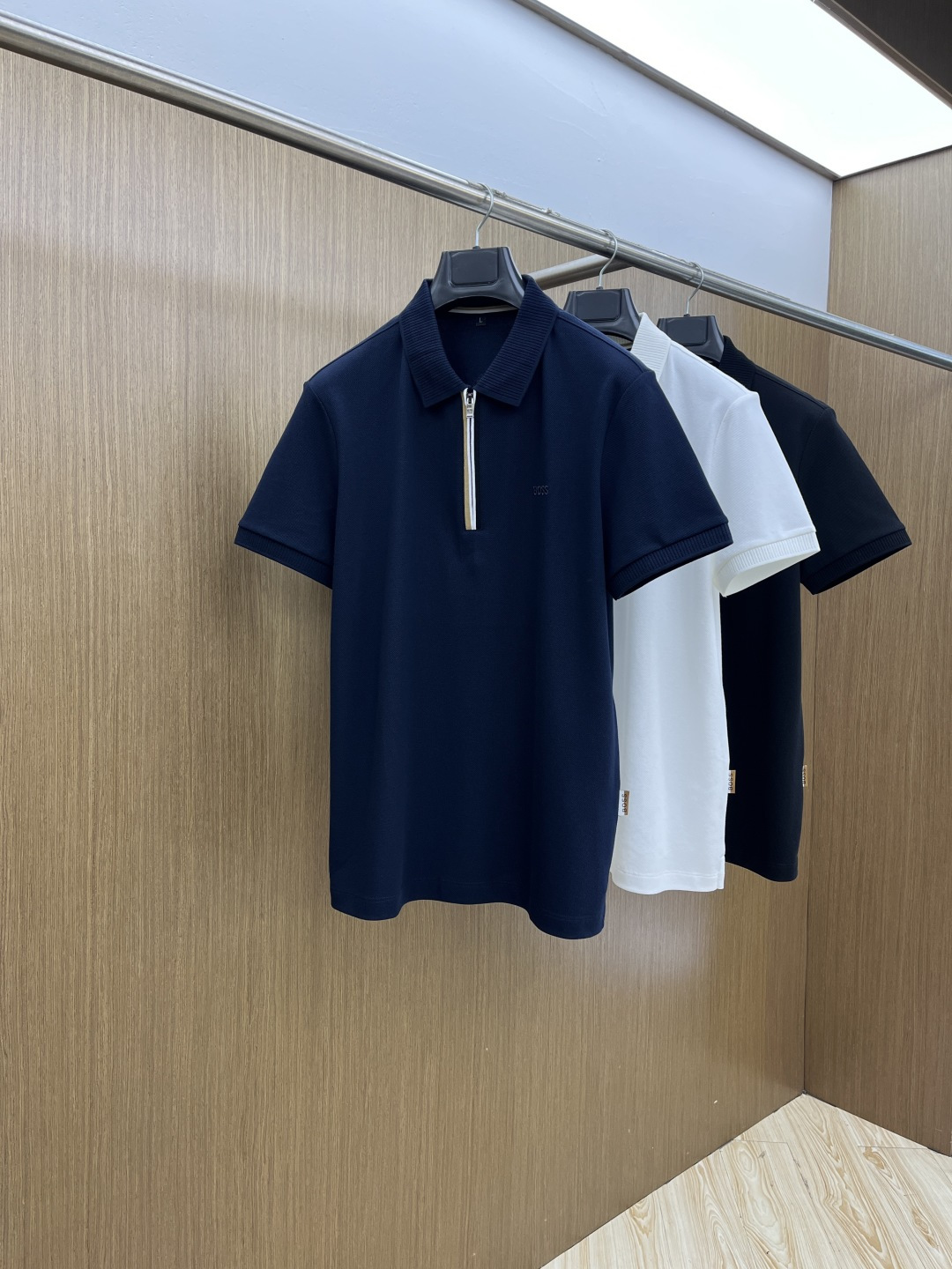 早春 Boss 🔥🔥早春新款男士标识短袖Polo衫，延续经典商务休闲翻领POLO恤.该款Polo衫采用丝