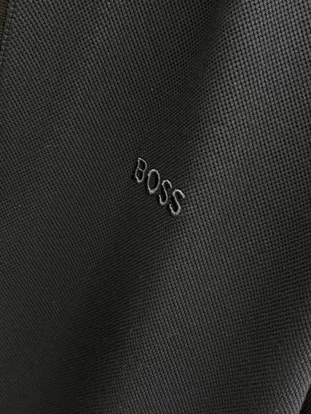 早春 Boss 🔥🔥早春新款男士标识短袖Polo衫，延续经典商务休闲翻领POLO恤.该款Polo衫采用丝