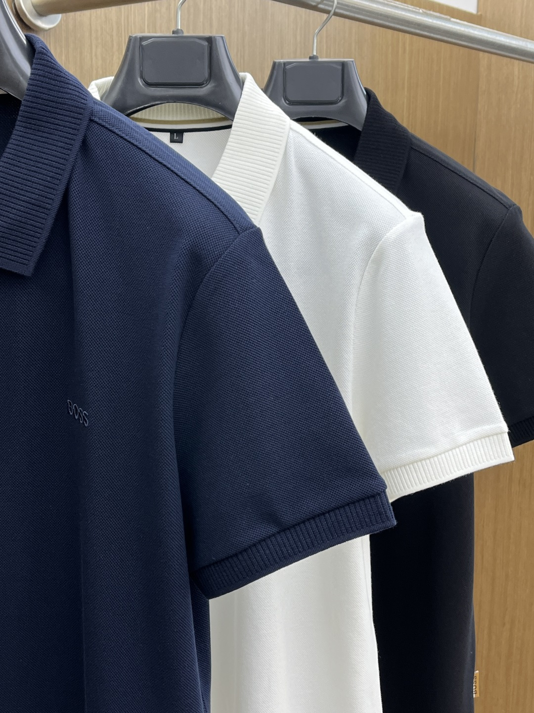 早春 Boss 🔥🔥早春新款男士标识短袖Polo衫，延续经典商务休闲翻领POLO恤.该款Polo衫采用丝