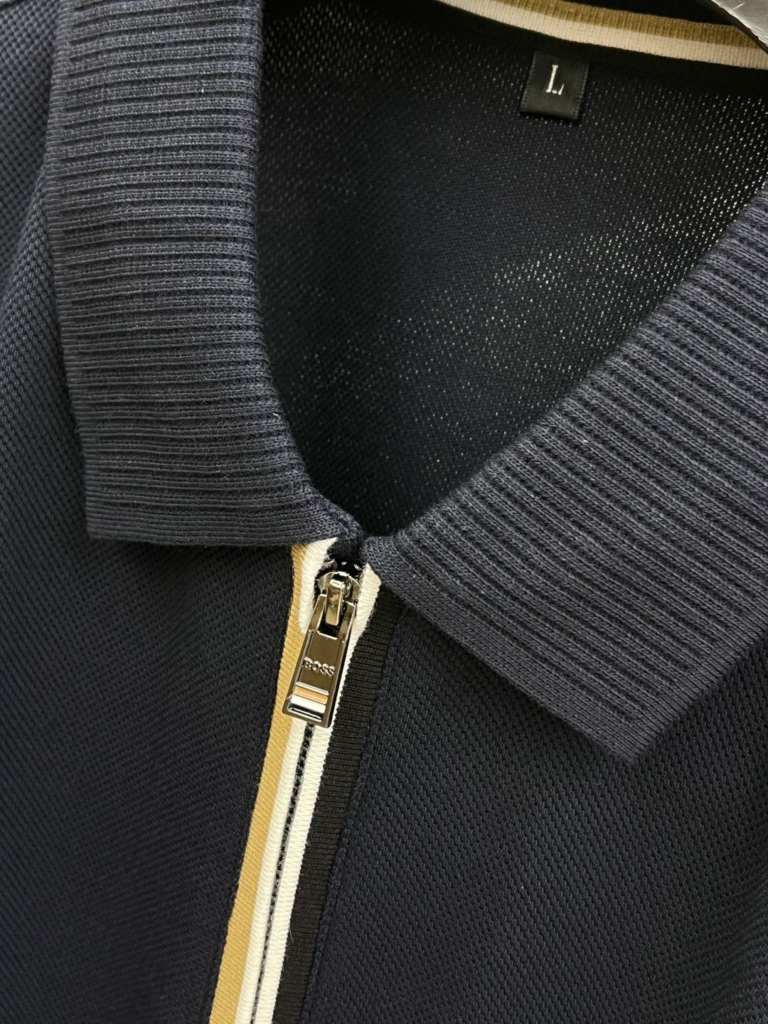 早春 Boss 🔥🔥早春新款男士标识短袖Polo衫，延续经典商务休闲翻领POLO恤.该款Polo衫采用丝