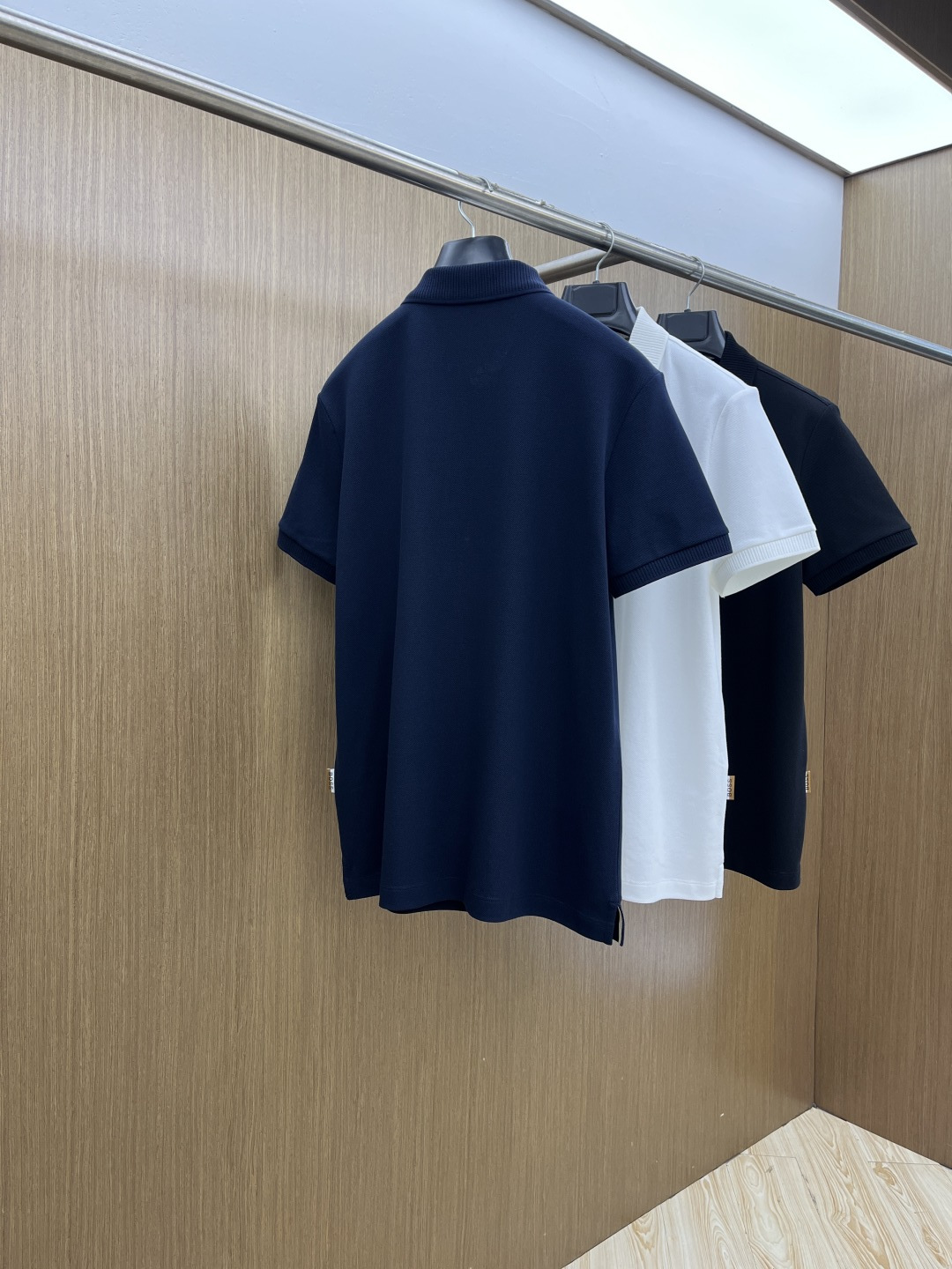 早春 Boss 🔥🔥早春新款男士标识短袖Polo衫，延续经典商务休闲翻领POLO恤.该款Polo衫采用丝