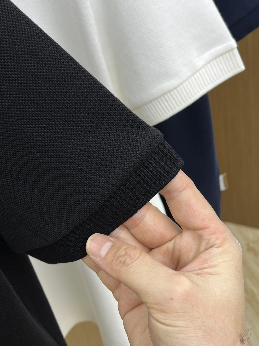 早春 Boss 🔥🔥早春新款男士标识短袖Polo衫，延续经典商务休闲翻领POLO恤.该款Polo衫采用丝