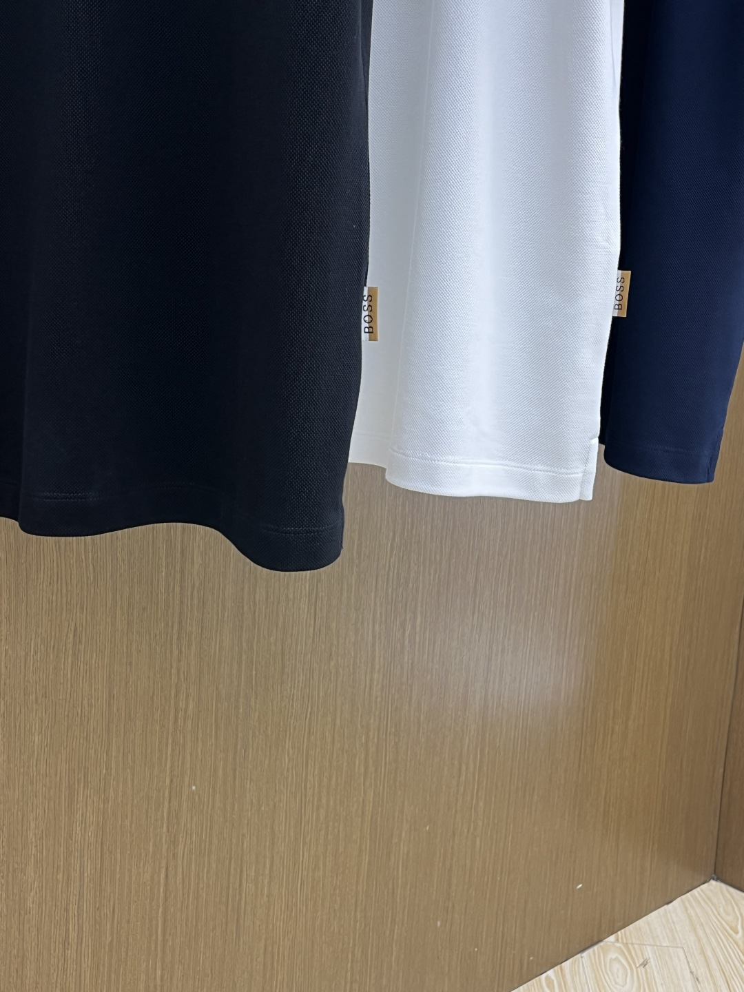 早春 Boss 🔥🔥早春新款男士标识短袖Polo衫，延续经典商务休闲翻领POLO恤.该款Polo衫采用丝