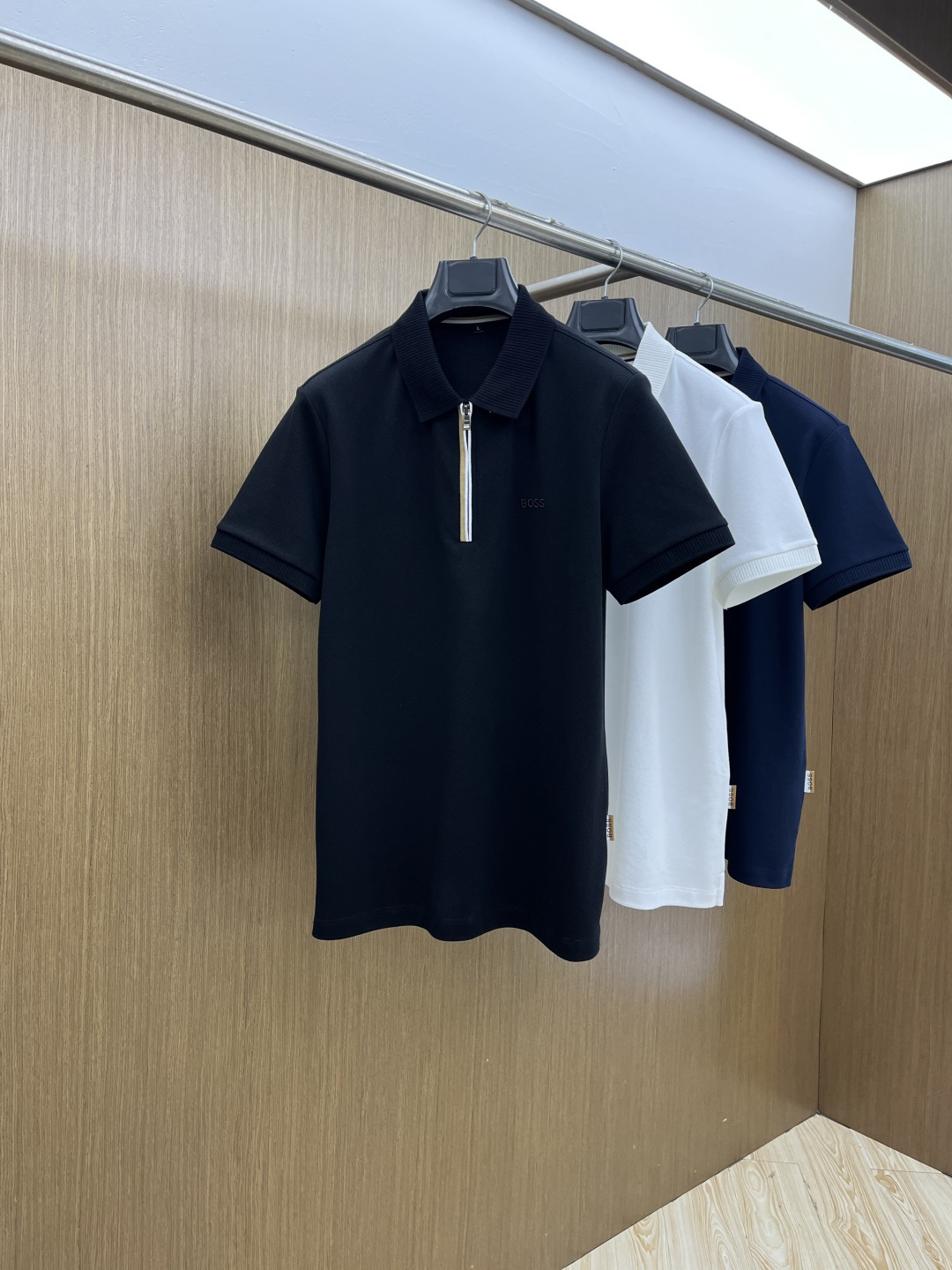 早春 Boss 🔥🔥早春新款男士标识短袖Polo衫，延续经典商务休闲翻领POLO恤.该款Polo衫采用丝