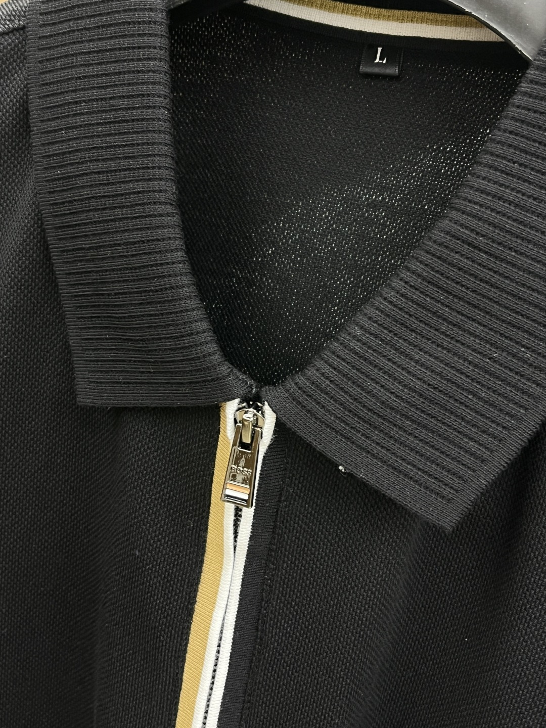 早春 Boss 🔥🔥早春新款男士标识短袖Polo衫，延续经典商务休闲翻领POLO恤.该款Polo衫采用丝