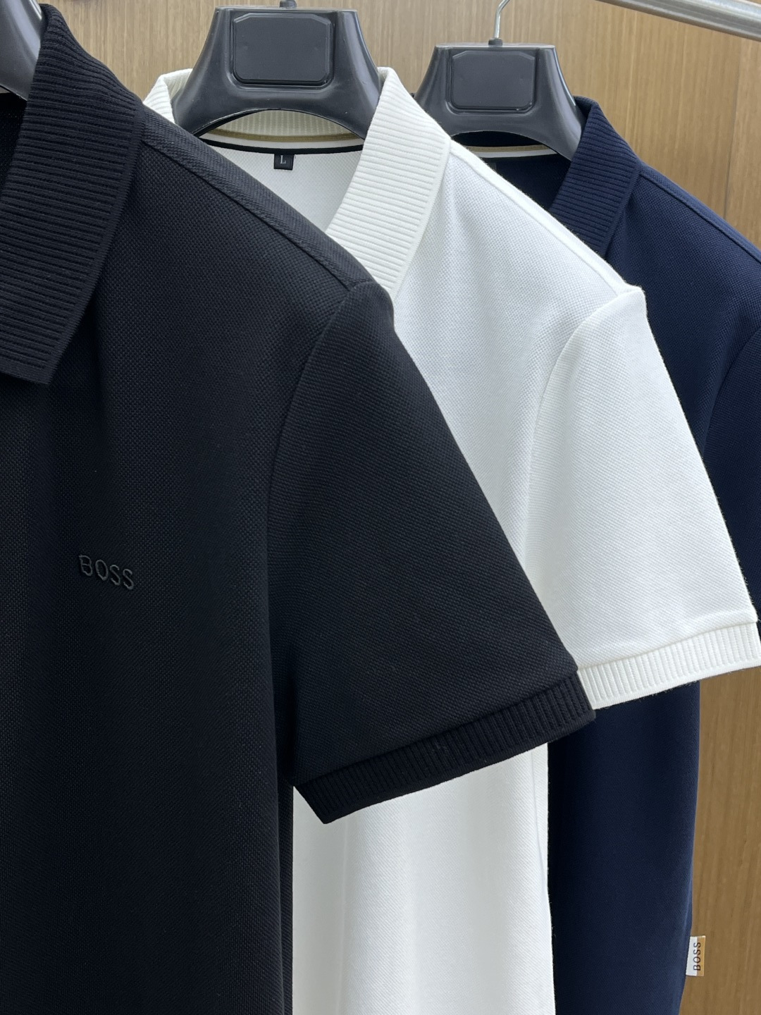 早春 Boss 🔥🔥早春新款男士标识短袖Polo衫，延续经典商务休闲翻领POLO恤.该款Polo衫采用丝