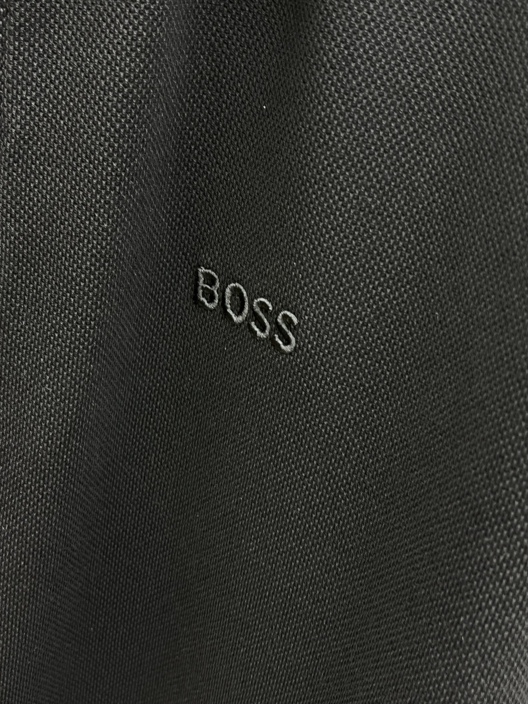 早春 Boss 🔥🔥早春新款男士标识短袖Polo衫，延续经典商务休闲翻领POLO恤.该款Polo衫采用丝