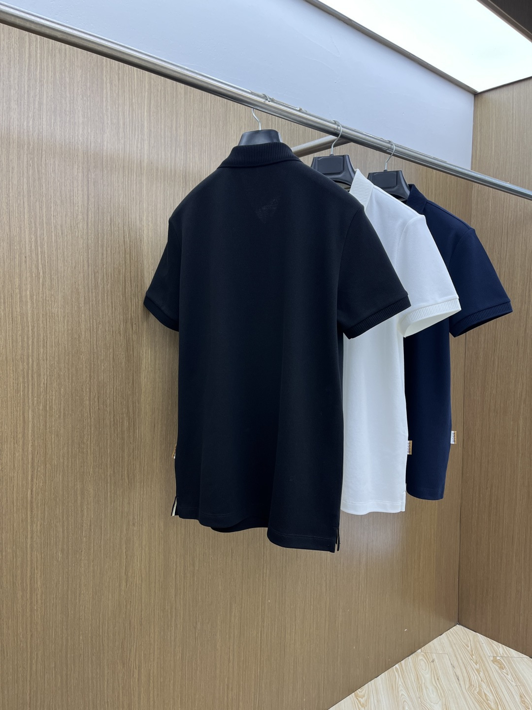 早春 Boss 🔥🔥早春新款男士标识短袖Polo衫，延续经典商务休闲翻领POLO恤.该款Polo衫采用丝