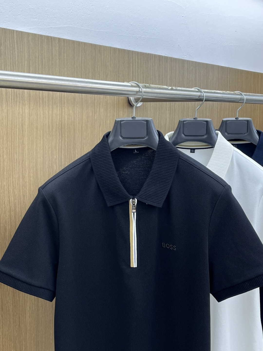 早春 Boss 🔥🔥早春新款男士标识短袖Polo衫，延续经典商务休闲翻领POLO恤.该款Polo衫采用丝
