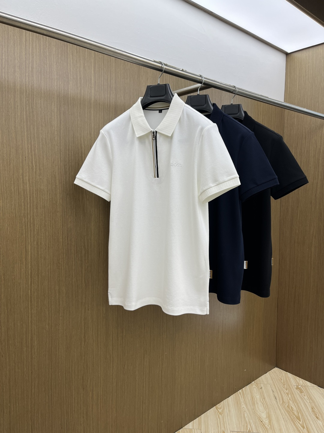 早春 Boss 🔥🔥早春新款男士标识短袖Polo衫，延续经典商务休闲翻领POLO恤.该款Polo衫采用丝