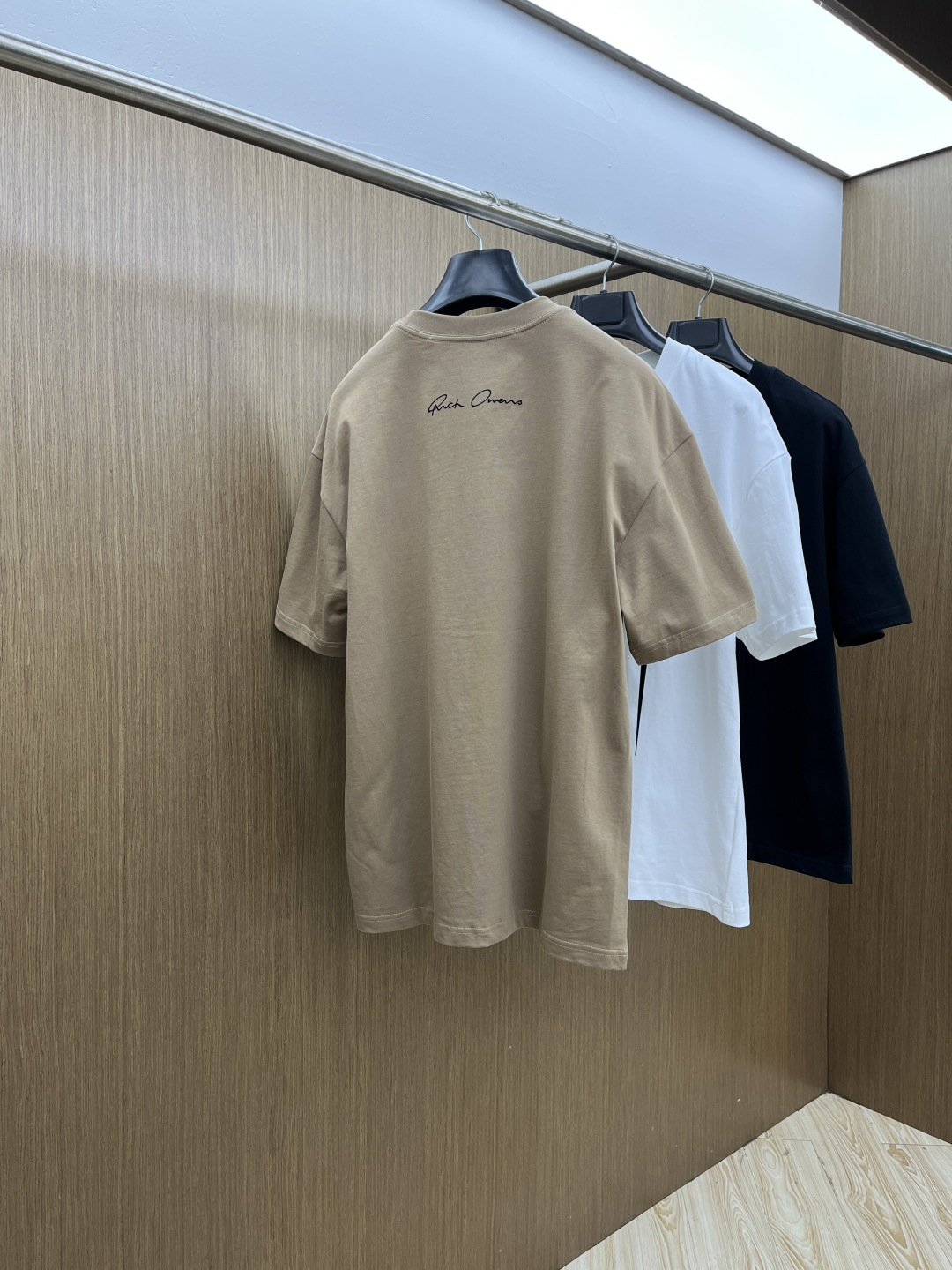 早春 Gvc 🔥🔥春夏新款简约字母印花短袖 双纱纯棉面料 多元化搭配 是眼下时尚前沿的创新趋势 复古与现