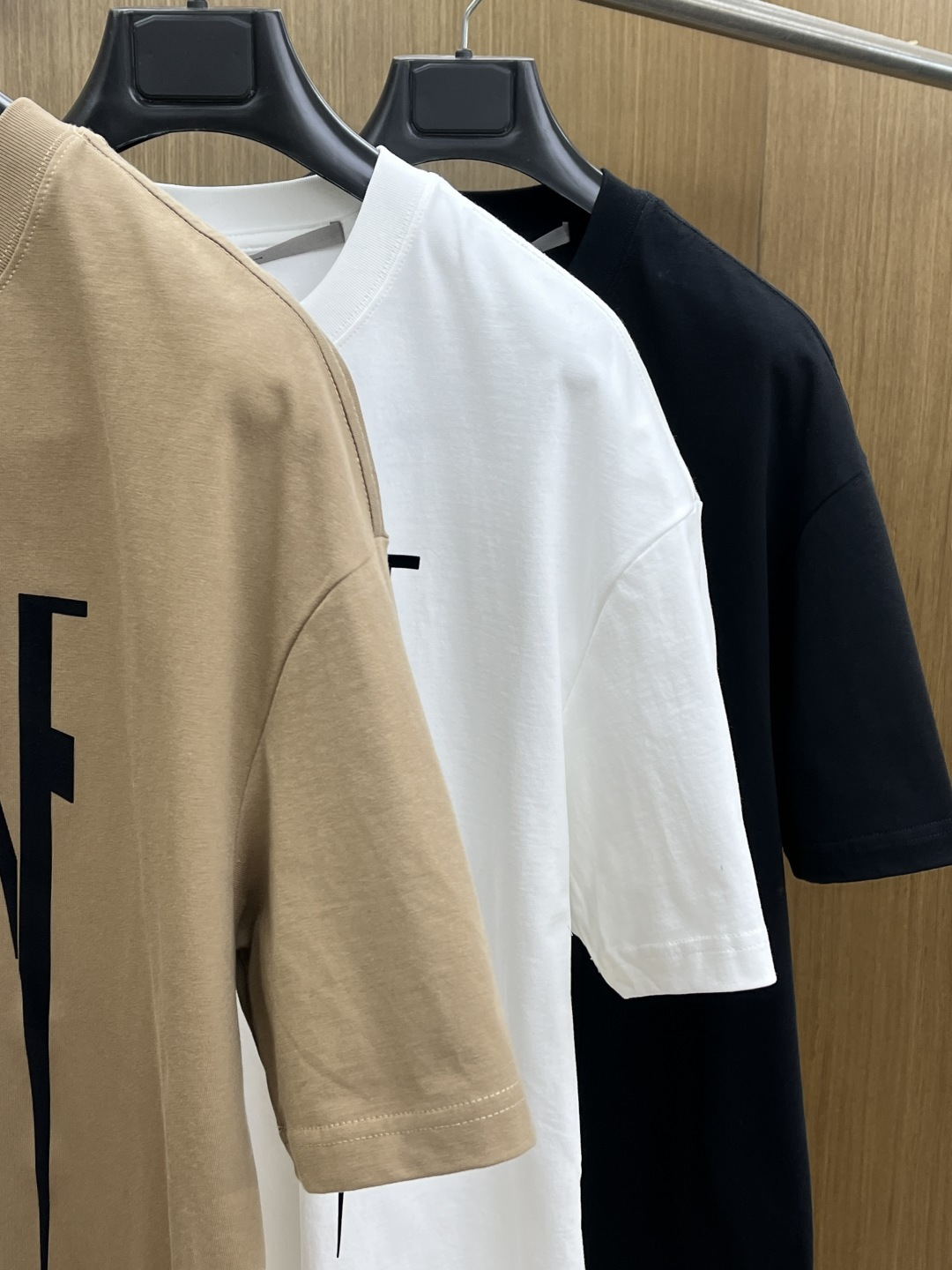 早春 Gvc 🔥🔥春夏新款简约字母印花短袖 双纱纯棉面料 多元化搭配 是眼下时尚前沿的创新趋势 复古与现