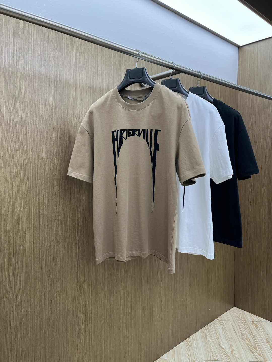 早春 Gvc 🔥🔥春夏新款简约字母印花短袖 双纱纯棉面料 多元化搭配 是眼下时尚前沿的创新趋势 复古与现