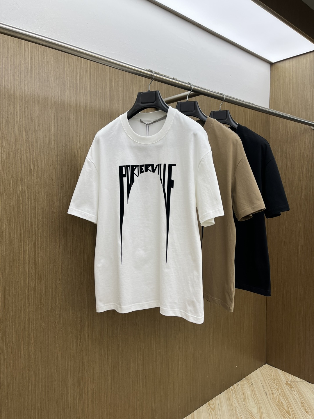 早春 Gvc 🔥🔥春夏新款简约字母印花短袖 双纱纯棉面料 多元化搭配 是眼下时尚前沿的创新趋势 复古与现