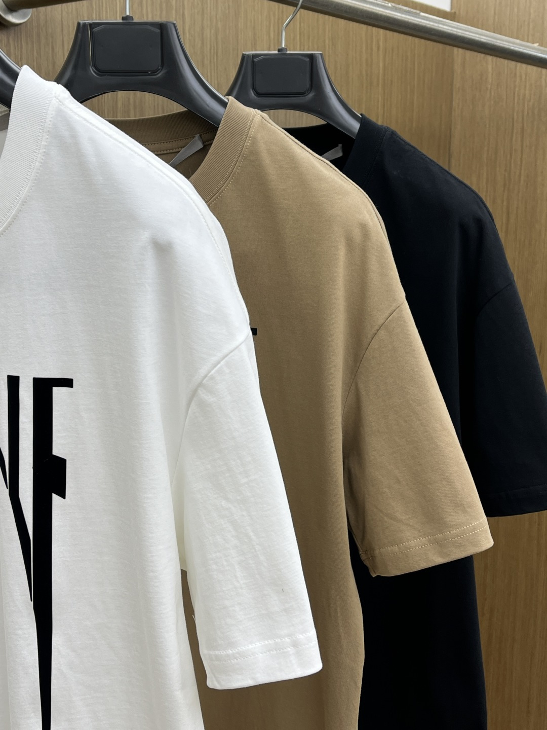 早春 Gvc 🔥🔥春夏新款简约字母印花短袖 双纱纯棉面料 多元化搭配 是眼下时尚前沿的创新趋势 复古与现