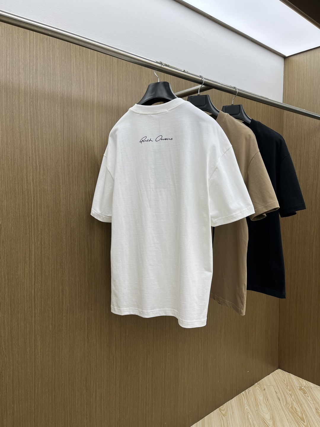 早春 Gvc 🔥🔥春夏新款简约字母印花短袖 双纱纯棉面料 多元化搭配 是眼下时尚前沿的创新趋势 复古与现