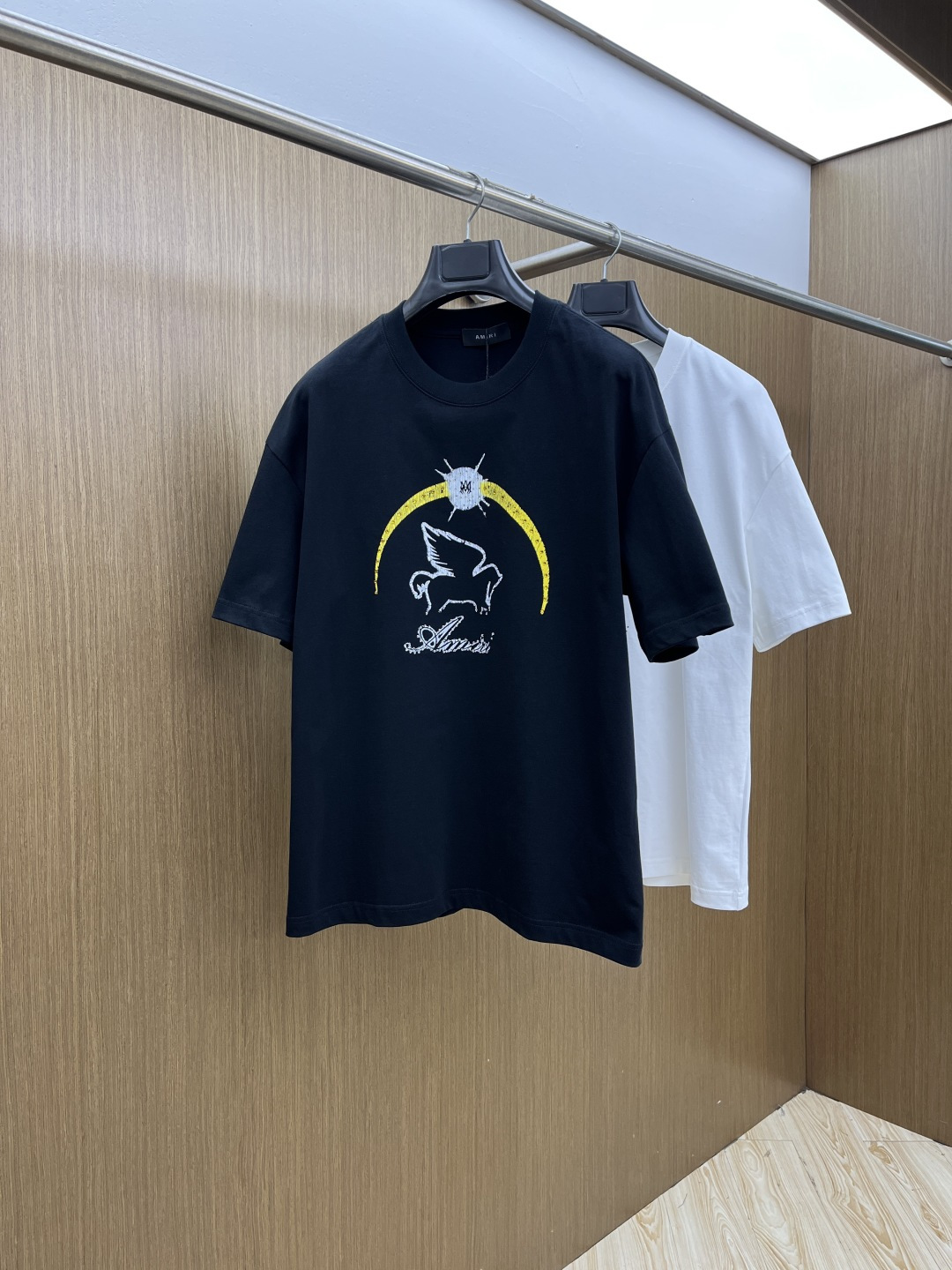 早春 AMIRI 🔥🔥春夏新款简约字母印花短袖 双纱纯棉面料 多元化搭配 是眼下时尚前沿的创新趋势 复古