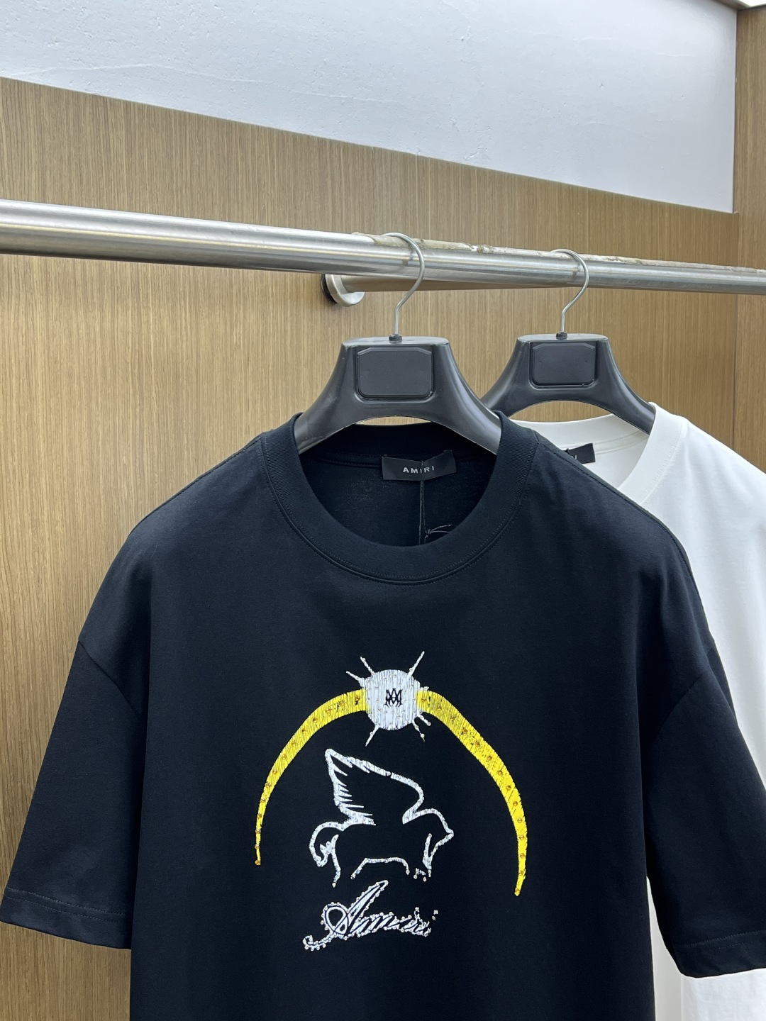 早春 AMIRI 🔥🔥春夏新款简约字母印花短袖 双纱纯棉面料 多元化搭配 是眼下时尚前沿的创新趋势 复古