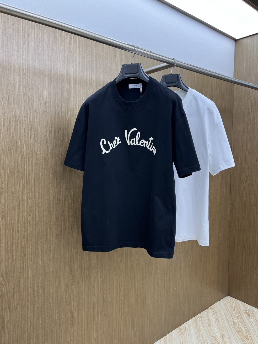 早春 VLTN 🔥🔥春夏新款简约字母印花短袖 双纱纯棉面料 多元化搭配 是眼下时尚前沿的创新趋势 复古与