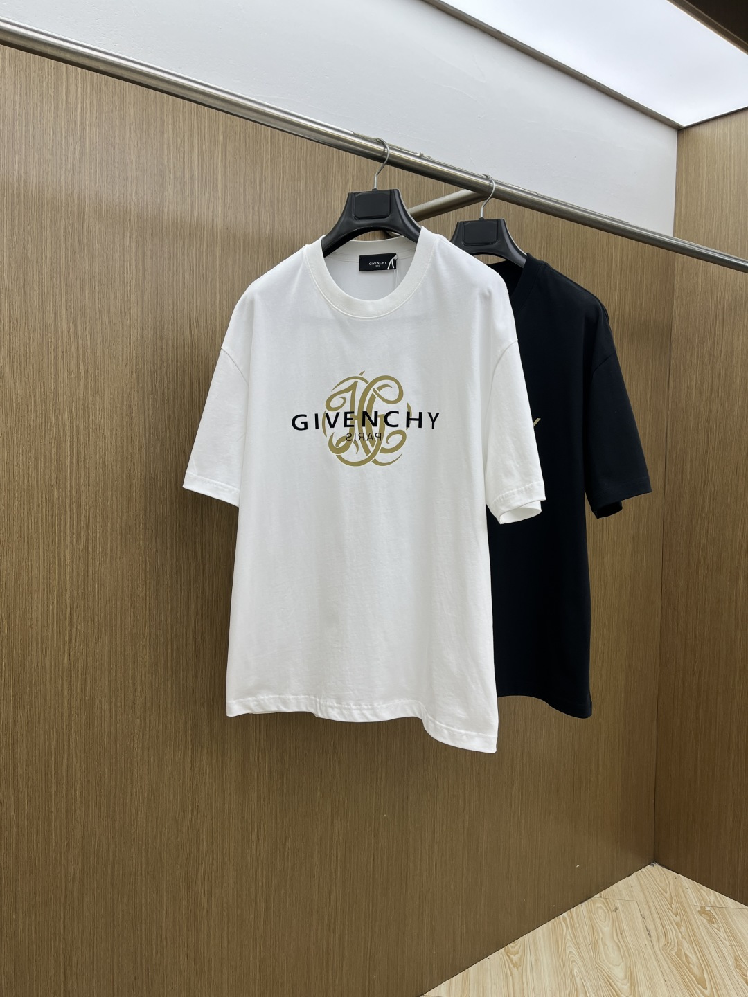 早春 Gvc 🔥🔥春夏新款简约字母印花短袖 双纱纯棉面料 多元化搭配 是眼下时尚前沿的创新趋势 复古与现