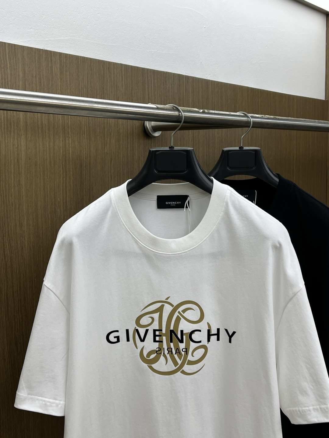 早春 Gvc 🔥🔥春夏新款简约字母印花短袖 双纱纯棉面料 多元化搭配 是眼下时尚前沿的创新趋势 复古与现