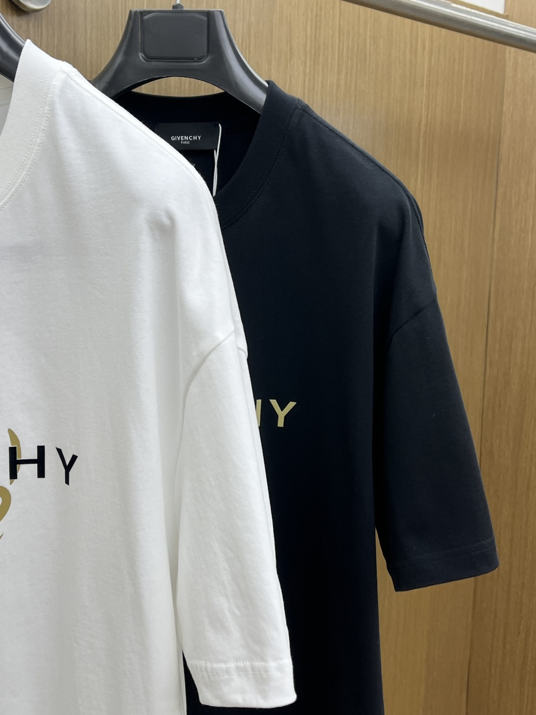 早春 Gvc 🔥🔥春夏新款简约字母印花短袖 双纱纯棉面料 多元化搭配 是眼下时尚前沿的创新趋势 复古与现