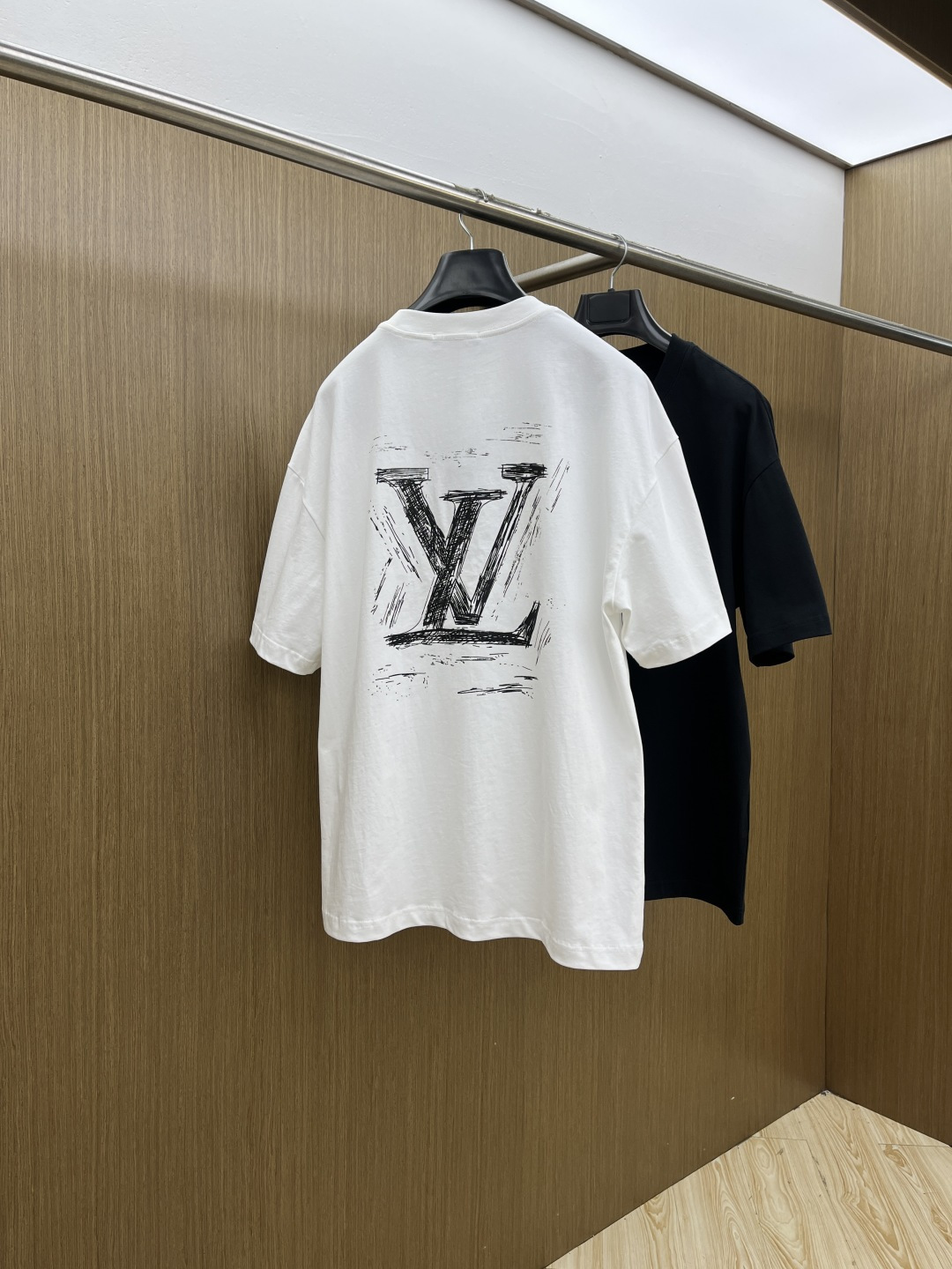 早春 LV 🔥🔥春夏新款简约字母印花短袖 双纱纯棉面料 多元化搭配 是眼下时尚前沿的创新趋势 复古与现代