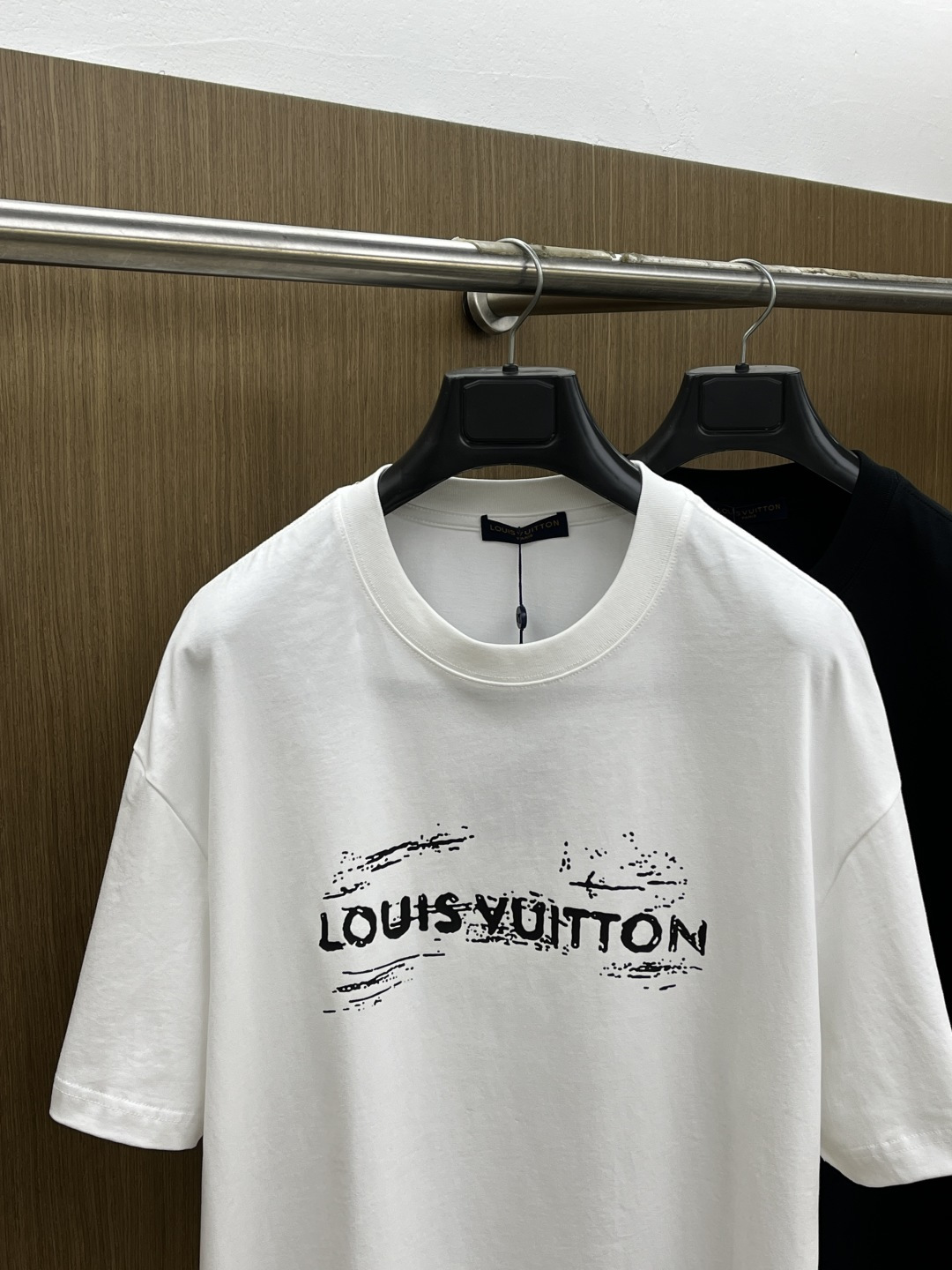 早春 LV 🔥🔥春夏新款简约字母印花短袖 双纱纯棉面料 多元化搭配 是眼下时尚前沿的创新趋势 复古与现代