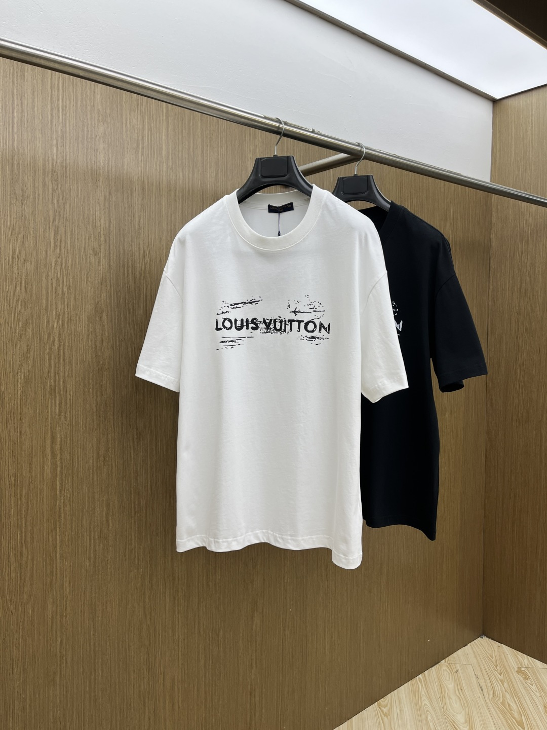 早春 LV 🔥🔥春夏新款简约字母印花短袖 双纱纯棉面料 多元化搭配 是眼下时尚前沿的创新趋势 复古与现代