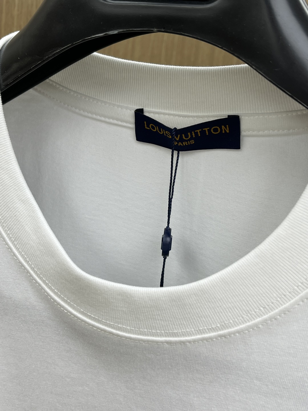 早春 LV 🔥🔥春夏新款简约字母印花短袖 双纱纯棉面料 多元化搭配 是眼下时尚前沿的创新趋势 复古与现代