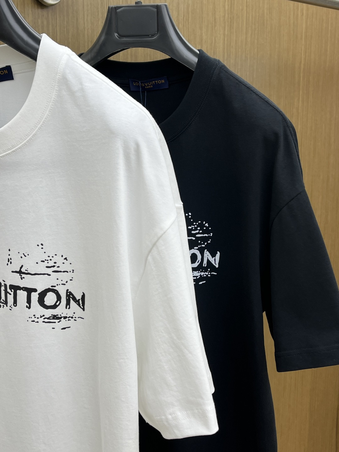 早春 LV 🔥🔥春夏新款简约字母印花短袖 双纱纯棉面料 多元化搭配 是眼下时尚前沿的创新趋势 复古与现代