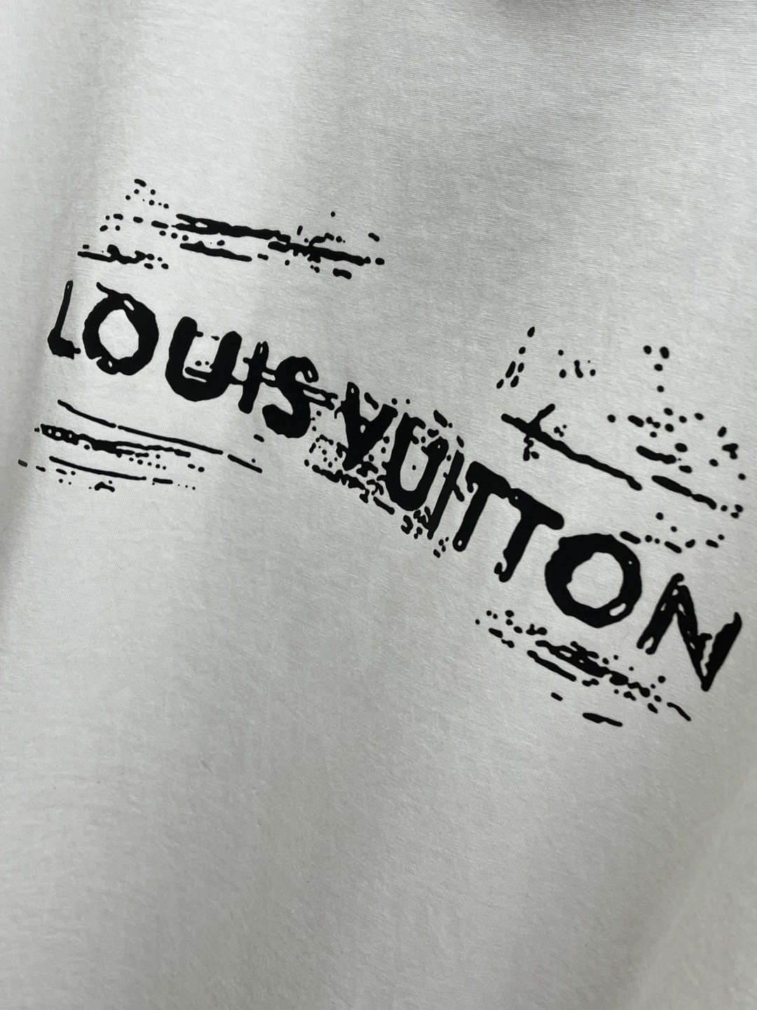早春 LV 🔥🔥春夏新款简约字母印花短袖 双纱纯棉面料 多元化搭配 是眼下时尚前沿的创新趋势 复古与现代