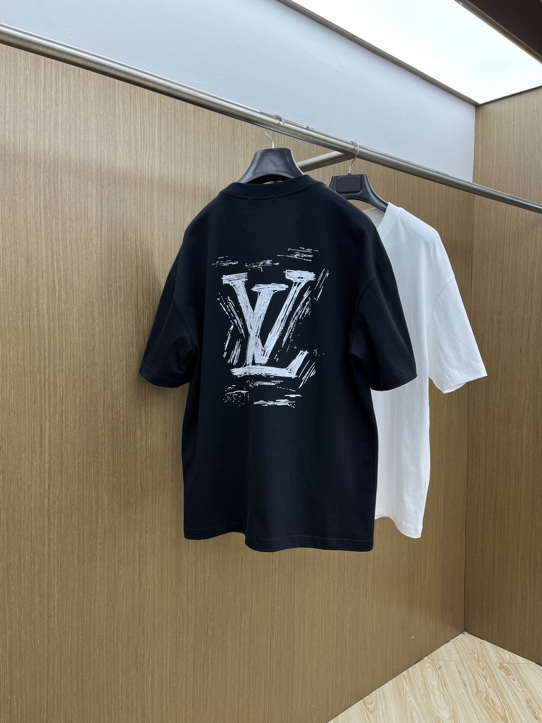 早春 LV 🔥🔥春夏新款简约字母印花短袖 双纱纯棉面料 多元化搭配 是眼下时尚前沿的创新趋势 复古与现代