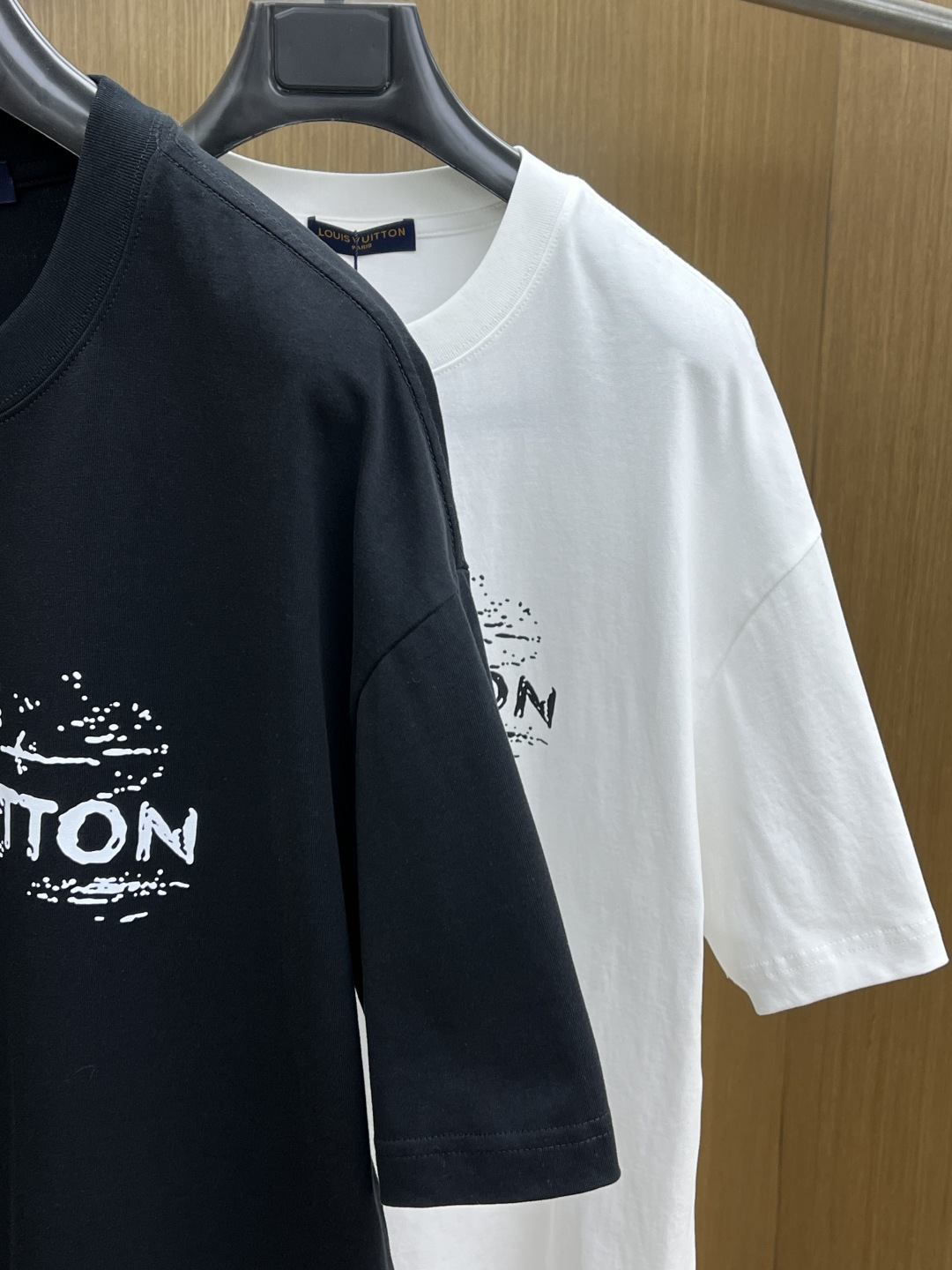 早春 LV 🔥🔥春夏新款简约字母印花短袖 双纱纯棉面料 多元化搭配 是眼下时尚前沿的创新趋势 复古与现代