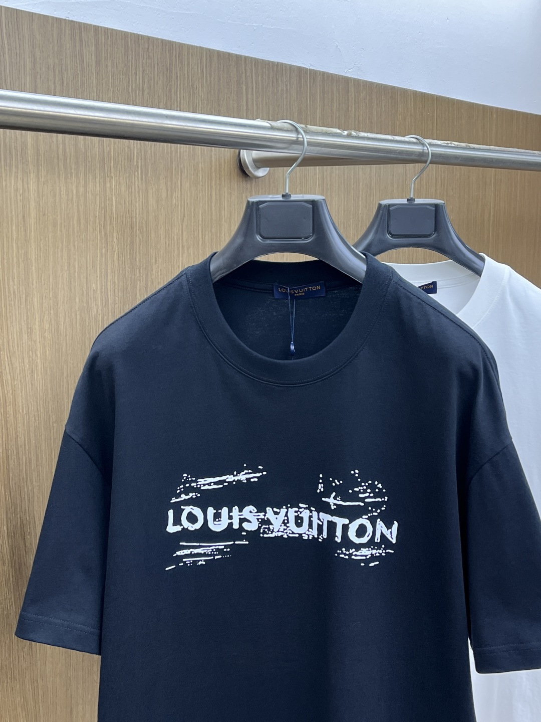 早春 LV 🔥🔥春夏新款简约字母印花短袖 双纱纯棉面料 多元化搭配 是眼下时尚前沿的创新趋势 复古与现代