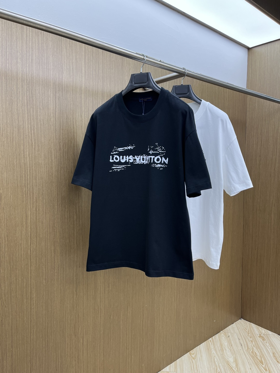 早春 LV 🔥🔥春夏新款简约字母印花短袖 双纱纯棉面料 多元化搭配 是眼下时尚前沿的创新趋势 复古与现代