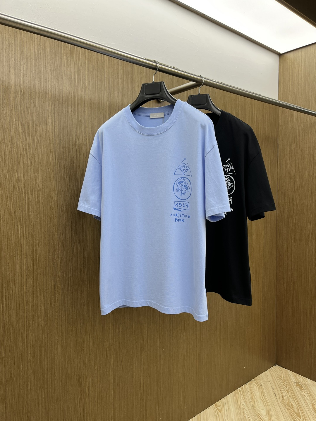 早春 CD 🔥🔥春夏新款简约字母印花短袖 双纱纯棉面料 多元化搭配 是眼下时尚前沿的创新趋势 复古与现代