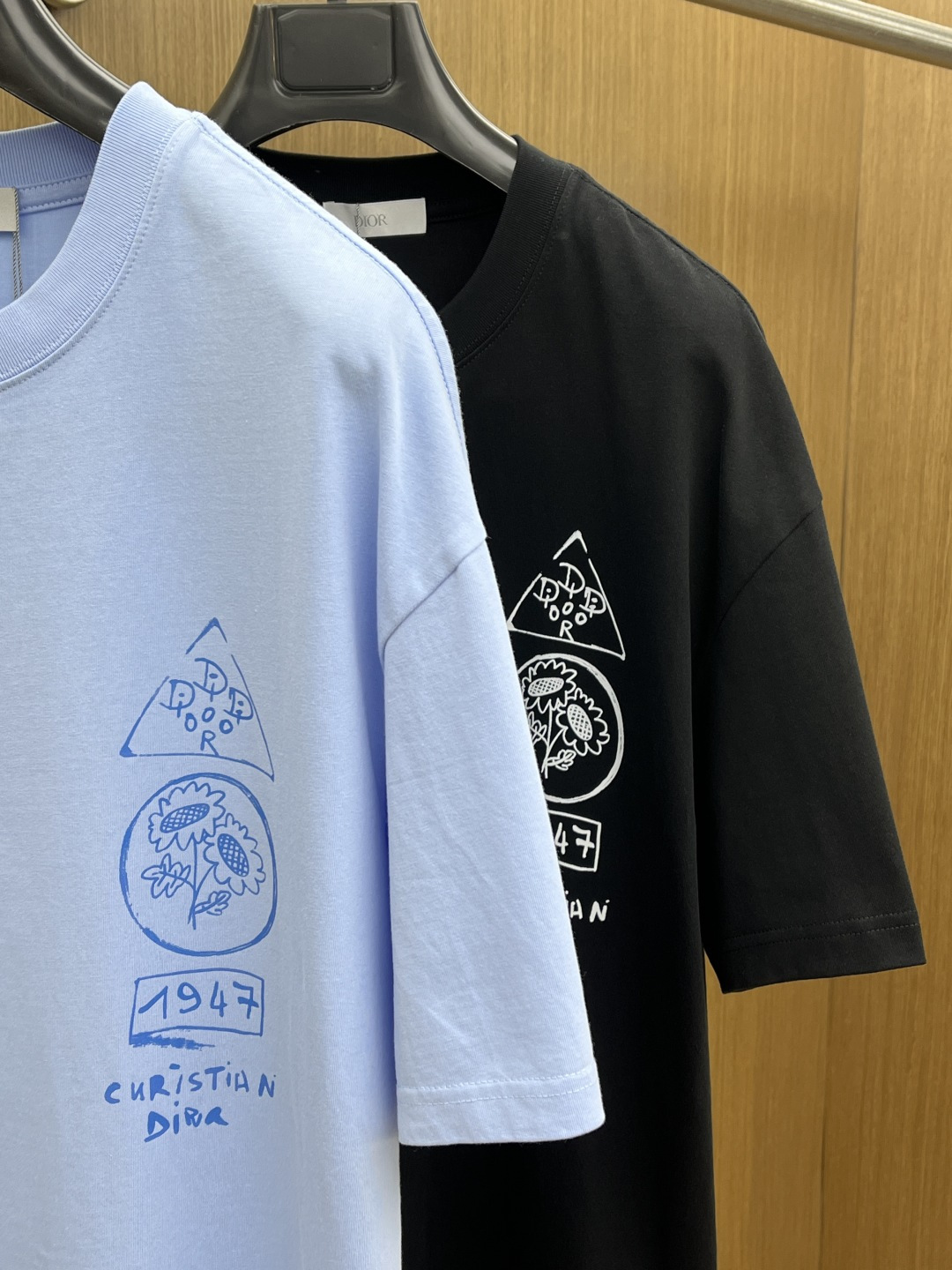 早春 CD 🔥🔥春夏新款简约字母印花短袖 双纱纯棉面料 多元化搭配 是眼下时尚前沿的创新趋势 复古与现代